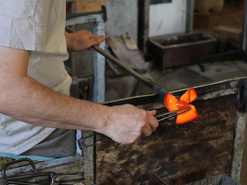A la rencontre de Frédéric Guillot, souffleur de verre à Issigeac